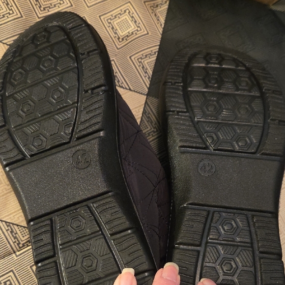 Cozy Black NWOT Quilted Faux Fur Lined Slip On Boots... - Picture 2 of 6